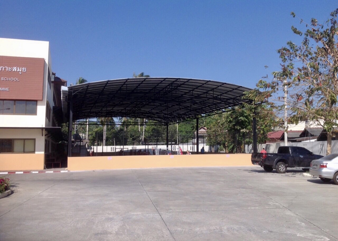 สนามบาสเก็ตบอลและสนามฟุตซอล โรงเรียนบ้านอุ่นรัก